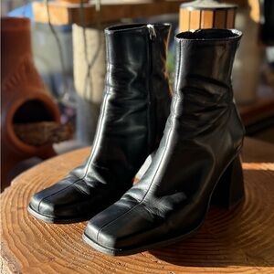 Alohas South Booth in Black